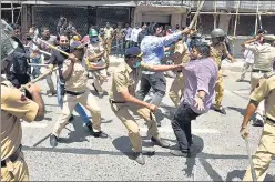 ?? SATISH BATE/HT PHOTO ?? Police baton-charge BJP workers as they try to attack Shiv Sena activists during a face-off outside the home of Union minister Narayan Rane in Juhu in Mumbai on Tuesday.