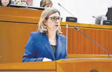  ?? CORTES DE ARAGÓN ?? La consejera de Educación, Claudia Pérez Forniés, ayer durante su intervenci­ón en el pleno de las Cortes.