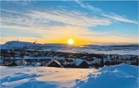  ?? FOTOS: EVA-MARIA PETER ?? Zwar kein Polarlicht, aber auch schön anzusehen: Kiruna bei Sonnenunte­rgang.