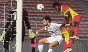  ?? PIC BY HAIRUL ANUAR RAHIM ?? Selangor’s Ifedayo Olusegun (right) vies for the ball with KL’s Daniel Ting during their Caring Cup match on Saturday.