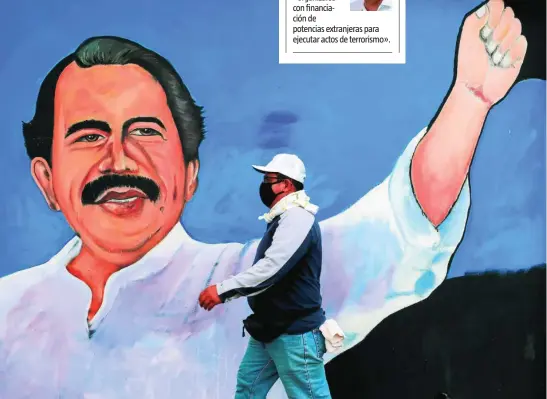  ?? REUTERS ?? Un hombre con mascarilla pasa por delante del mural del líder sandinista, Daniel Ortega, ayer en Managua