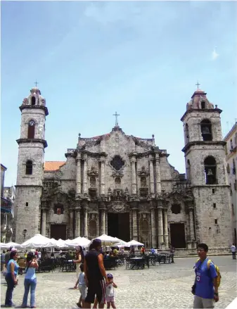  ??  ?? Arriba, fachada de la Catedral de La Habana.
A la izquierda, un colorido rincón del Callejón de Hamel. Arriba a la derecha, el convento de San Francisco (fotos: Marcelino González).