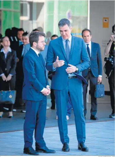  ?? DAVID ZORRAKINO / EFE ?? Sánchez y Aragonès conversan en Barcelona en el marco de la reunión del Círculo de Economía el pasado viernes.