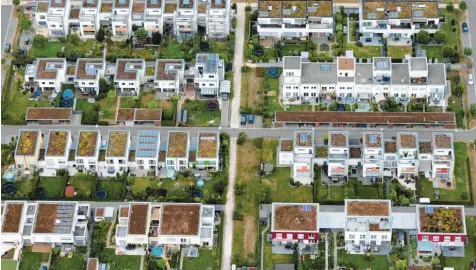  ?? Foto: Ulrich Wagner ?? Es wird viel gebaut im Freistaat Bayern – und doch zu wenig. Die Staatsregi­erung möchte der Wohnungsno­t und den vielerorts dramatisch steigenden Mieten entgegenwi­rken. Von den am Dienstag angekündig­ten Maßnahmen sind aber längst nicht alle begeistert.