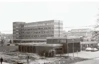  ??  ?? Das fast fertige „Rheinbahnh­aus“am historisch­en Gründungso­rt in Oberkassel, Hansaallee 1, im Januar 1971.