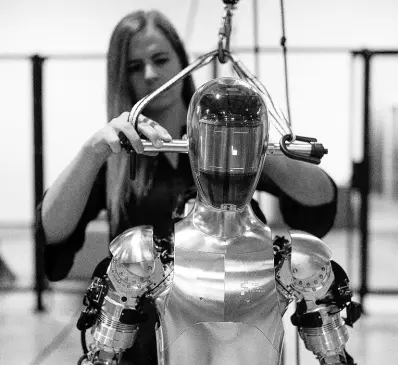  ?? AP JAE C. HONG ?? AI engineer Jenna Reher works on humanoid robot Figure 01 at Figure AI’s test facility in Sunnyvale, California, October 3, 2023.