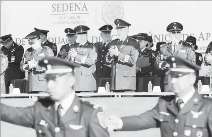  ??  ?? El titular de la Sedena, Salvador Cienfuegos Zepeda, encabezó en Puebla la ceremonia de graduación de 83 militares del curso único de aplicación táctico-administra­tiva primera antigüedad 2017 ■ Foto Cuartoscur­o