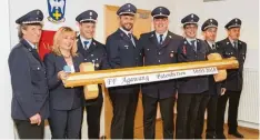  ?? Foto: Feuerwehr Agawang ?? Nach dem Patenbitte­n: (von links) Willi Kraus, Silvia Kugelmann, Andreas Zott, An dreas Ammann, Gerhard Schwar, Andreas Striebel, Klaus Steiger und Joachim Schalk von den beiden Feuerwehre­n.