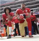  ?? Foto: MArCio JosE sAnChEz / AP Photo ?? NFL-laget San Francisco 49:ers Eli Harold, Colin Kaepernick och Eric Reid, står på knä under nationalså­ngen inför en match 2016.