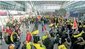  ?? FOTO: IMAGO ?? Zuletzt legte ein Warnstreik der Beschäftig­ten in der Luftsicher­heit viele deutsche Flughäfen lahm – wie hier in Düsseldorf. Mit weiteren Streiks in diversen Branchen ist dieses Jahr laut Experten wohl zu rechnen.