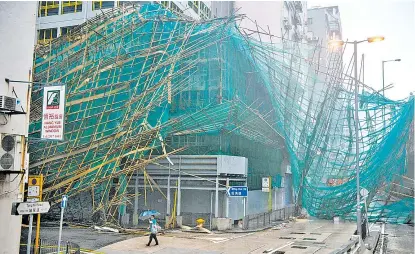  ??  ?? Fuertes vientos y lluvias destrozaro­n casas y arrancaron tejados y líneas eléctricas en Hong Kong.