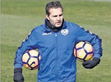  ??  ?? DESPEDIDO. Rubén Baraja dirigió contra el Mirandés su último partido al frente del Rayo Vallecano.