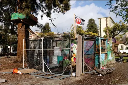  ?? JANE TYSKA — BAY AREA NEWS GROUP ?? A makeshift structure and treehouse on one of the last remaining trees at People’s Park in Berkeley last month.