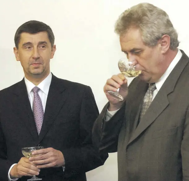  ?? FOTO: ČTK ?? Před dvaceti lety: podpis smlouvy na prodej státního podílu v Unipetrolu. Když Babiš vycouval, Zeman mu to nemohl zapomenout.