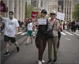  ?? WONG MAYE-E — THE ASSOCIATED PRESS ?? Lindsay Walt, 66, and her daughter, Eve Thompson, 27, in New York.