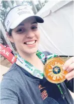  ??  ?? SONRIENTE. Isabel Fonseca posa con la medalla del Maratón de Miami 2018.