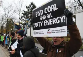  ?? FOTO: LEHTIKUVA / AFP /
PATRIK STOLLARZ ?? KOLMOTSTåN­DET VäXER. Demonstrat­ioner och ställnings­taganden mot kolkraften har präglat klimatmöte­t i Bonn.