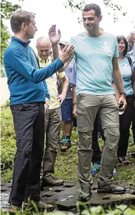  ?? FOTO: IMAGO/PHOTOTHEK ?? Der sächsische Ministerpr­äsident Michael Kretschmer (CDU, links) und der Spitzenkan­didat des CDU-Landesverb­andes Thüringen, Mike Mohring, wanderten Anfang August in Reinsdorf (Landkreis Zwickau) gemeinsam durchs Vogtland.