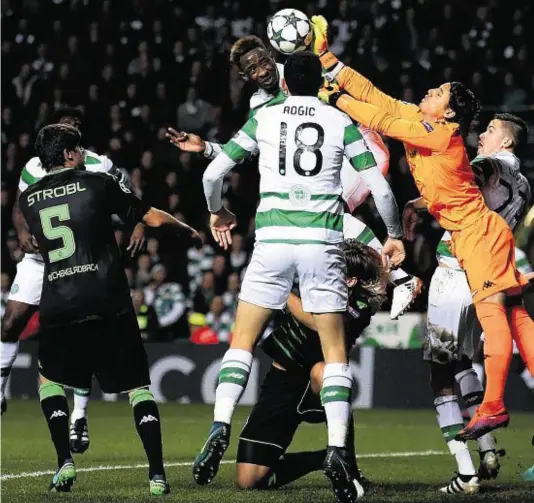  ??  ?? HEADS UP: Borussia Monchengla­dbach goalkeeper Yann Sommer and Celtic’s Moussa Dembele challenge for the ball