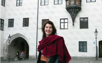  ?? Foto: Manuela Krämer ?? Autorin und Stadtführe­rin Monika Pfundmeier vor den Resten des Alten Hofes in München. Hier und in Italien spielt ihr neuer Ro man „Löwenblut“.