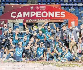  ?? FOTO: EFE ?? El Movistar Inter, celebrando la consecució­n del título de la LNFS