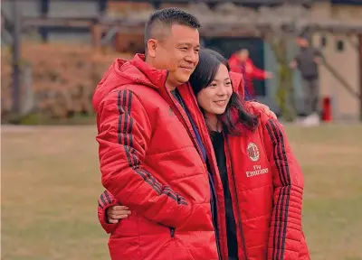  ?? LAPRESSE ?? Il cinque marzo scorso il presidente Li Yonghong, 48 anni, e la sua famiglia (qui con la figlia) avevano fatto visita al centro sportivo rossonero di Milanello, per assistere alla seduta di allenament­o e per pranzare insieme alla squadra. Dopodiché il...