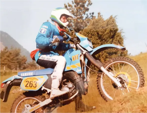  ??  ?? En 1997, Éric de Seynes est au départ du Trèfle Lozérien au guidon d’une Yamaha DT 200R. Un trail léger pour un accès facile à l’enduro-loisir, une démarche dont la pertinence est toujours d’actualité…