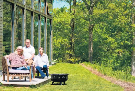  ?? JANE BEILES/THE NEW YORK TIMES ?? Leigh Hough, from left, Jean-Philippe Jomini and Susan Farnsworth in Guilford, Connecticu­t. They’re seeking ways to live comfortabl­y and grow old together.