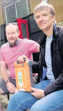  ??  ?? n SHOCK TACTICS: Kevin Twomey (left) with Nigel Ealand, who saved Kevin with the AED