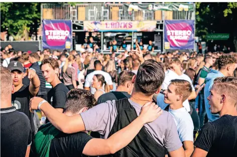  ?? FOTO: ROB ENGELAAR/DPA ?? Zum Stereo Sunday Festival in Venlo feierten die Menschen zu Beginn des Monats – oft ohne Abstand.