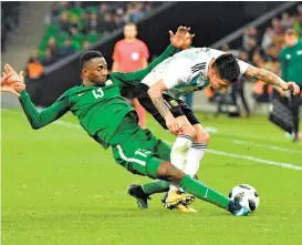  ??  ?? Onyinye Ndidi y Enzo Pérez, durante el partido Nigeria-Argentina