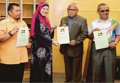  ?? FOTO: ?? ZAITON (dua dari kiri) menerima petisyen daripada Markiman di Pejabat Pesuruhjay­a Sukan, Bukit Jalil, semalam.
AIZUDDIN SAAD