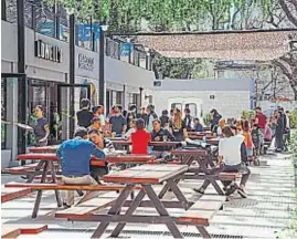  ?? GENTILEZA MERCADO BELGRANO ?? PATIO DE BEBIDAS. El “beer garden” es uno de los espacios más nuevos del Mercado Belgrano.