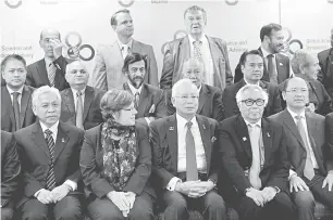  ?? — Gambar Bernama ?? UNTUK ALBUM: Najib (duduk tengah), diapit oleh Zakri (dua kanan) dan Westcott (dua kiri) semasa sesi fotografi kumpulan sebelum bermulanya Majlis Penasihat Sains dan Inovasi Dunia (GSIAC) kelima di New York kelmarin. Turut hadir Menteri Pengajian Tinggi Datuk Idris Jusoh (kiri).