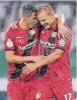  ?? FOTO: DPA ?? Glücklich im Regen: Dominik Kohr (li.) und Joel Pohjanpalo