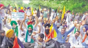  ?? KESHAV SINGH/HT P ?? Farmers protest against the lathicharg­e at farmers in Karnal in Chandigarh on Monday.