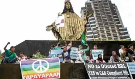  ?? —JAMSTA ROSA ?? Representa­tives from various Muslim organizati­ons gather at the Edsa Shrine on Ortigas Avenue to call for the restoratio­n of key provisions in the Bangsamoro Basic Law drafted by Muslim leaders.