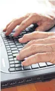  ?? FOTO: DPA ?? Heinz Kraus bringt Senioren mit dem Computer in Kontakt und hilft bei Problemen.