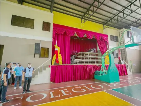  ?? PBA VENUE IN SAN FERNANDO. (City of San Fernando Informatio­n Office) ?? Officials from the City Government of San Fernando inspected and gave their nod for the PBA's use of the gym at Colegio De Sebastian.