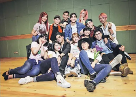  ??  ?? ► Los 14 integrante­s del elenco de 4Ever, musical que se estrena en diciembre.