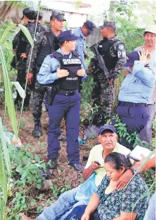  ?? FOTO: EL HERALDO ?? Parientes y autoridade­s policiales en el lugar donde fue encontrado el cadáver del joven universita­rio.