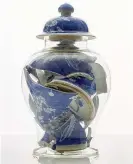  ??  ?? «Memory Vessel XXXIV» 2015 di Bouke de Vries, vetro con l’originale forma dei resti raccolti di un vaso cinese Kangxi con il coperchio del XIX secolo, cm 45 h x 30 diametro, BdV37