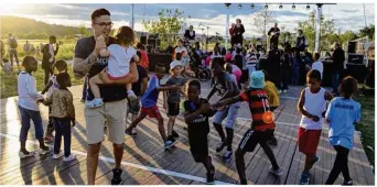  ??  ?? L’inaugurati­on du parc du Peuple de l’Herbe s’est déroulée dans une ambiance de fête avec notamment un bal.