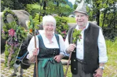  ??  ?? Sieglinde und Michael Möslang haben mit der Wald- und Weidegenos­senschaft Wenger Egg 49 Viehscheid­e erlebt. Das Foto entstand 2015.