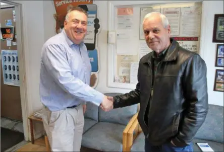  ?? LAUREN HALLIGAN - MEDIANEWS GROUP ?? New business owner Lindsay Karlin, left, and former owner John Lant, right, shake hands.