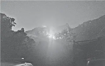  ?? CORTESÍA ?? Bomberos y brigadista­s combaten el incendio forestal registrado en el Cerro de
El Diente.