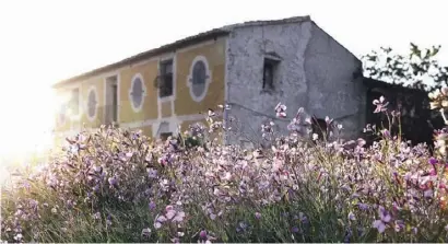  ??  ?? In Violett bekleidet: Masía Relleu aus dem 19. Jahrhunder­t