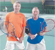  ?? FOTO: PRIVAT ?? Bernd Schmitz (links) vom SV Emmingen erreichte bei der Deutschen Meistersch­aft der Tennisseni­oren in Essen in der Klasse Herren 55 in der Nebenrunde das Finale. Rechts der siegreiche Endspielge­gner Ralf Knappe vom TV Lobberich.