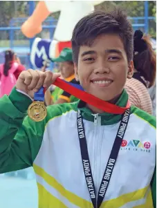  ?? DAVAO SPORTSWRIT­ERS ASSOCIATIO­N ?? HIGH JUMP. Davao City's Bernadette Mendiola poses with her girls high jump gold medal during yesterday's athletics awarding ceremonies at the Misamis Occidental Provincial Athletics Center (Mopac) in Oroquieta City.