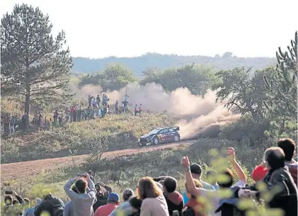  ?? AP ?? Pasión popular. Sebastien Ogier maneja por los caminos cordobeses y el público delira en las sierras.